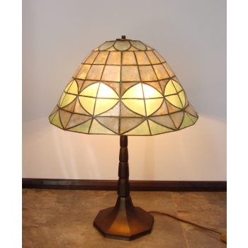 Klasyczna lampa do salonu.
